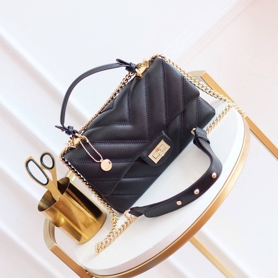 KEEP รุ่น coco chain handbag กระเป๋าทรงหรู รอบใหม่ ใช้หนัง Microfiber นิ่ม ฟู ตึงสวย ทนกว่าเดิมอยู่ทรง ใครชอบสไตล์นี้ห้ามพลาดนะคะ ใบนี้มีหูถือได้ ด้านในสีแดงสวย มีช่องแบ่งเก็บของหลายช่อง ด้านหลังมีช่องพิเศษสามารถใส่มือถือได้ค่ะ สายปรับ สั้น ยาวได้ ใบนี้ ค