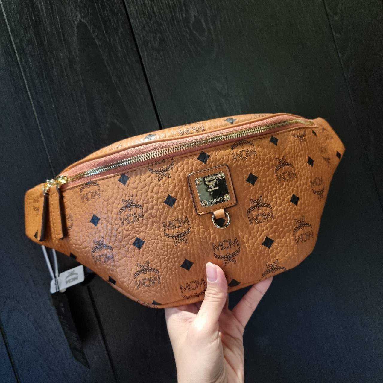 M.C.M FURSTEN BELT BAG IN VISETOS กระเป๋าคาดอกยอดฮิต หนุ่มๆสาวๆใช้ได้ไม่มีเบื่อ รุ่นขายดี ลายวิเซโต้เอกลักษณ์ ทั้งสปอร์ตและดูหรูในตัว ใช้งานง่าย ได้ทุกลุค วัสดุหนังแคนวาสคุณภาพดี มีช่องซิปหลัก และซิปด้านหลังกระเป๋า ภายในเป็นช่องโล่งบุผ้าซับอย่างดี รุ่น un