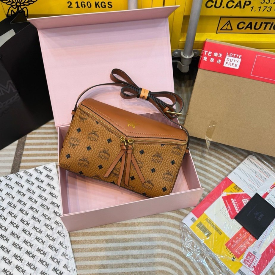 M.C.M Diamant 3D Shoulder Bag in Visetos Leather Mix ดีไซน์ใหม่ กับคอลเลคชั่นสุดปัง สวยหรูในแบบฉบับคนมีสไตล์ ขนาดกำลังดั สะพายง่าย ใช้งานสะดวกคล่องตัว รูปทรงแปลกใหม่มีความเหลี่ยมมุมเหมือนเพชร