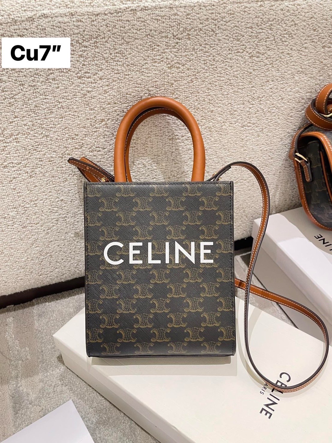 CELINE Vertical Cabas bag in Triomphe canvas ใหม่พร้อมเสิร์ฟ กับกระเป๋าสะพายทรงโท้ท ไซส์มินิ ขนาดกำลังสวยพอดี สะดวกพกพา โดดเด่นด้วยโลโก้เพิ่มดีเทลความแพงไปอีก