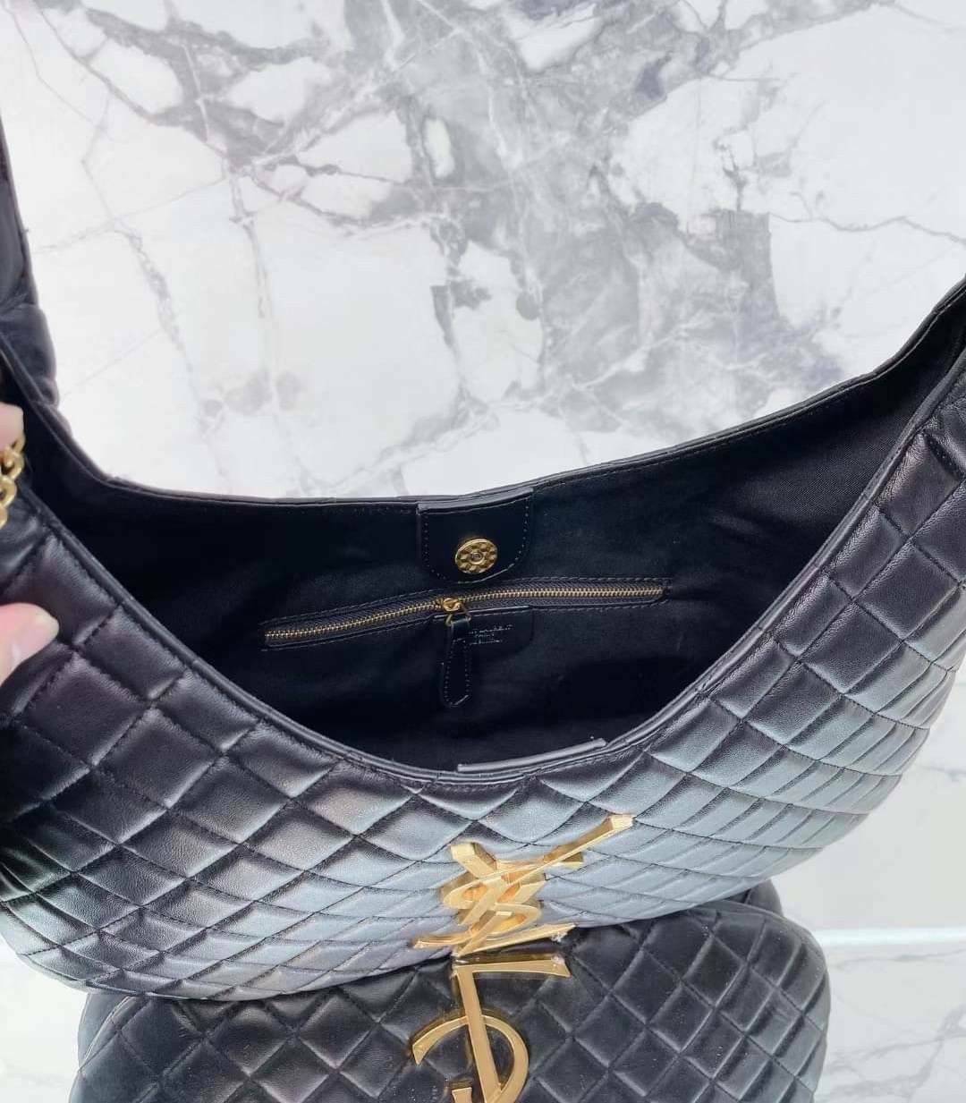 YSL Icare Maxi Shopping Bag In Quilted Lambskin 15" / YSL Icare Maxi Denim กระเป๋าสะพายใบใหญ่ มาพร้อมใบเล็ก หนังบุเย็บลายตาข่าย (Quilted Bag) ดีไซน์โฉบเฉี่ยวกว่าหลายระดับด้วยการประดับฮาร์ดแวร์ทองเหลืองในตัวอักษร Y.S.L สะดุดตา มอบสไตล์เรียบง่ายแต่คลาส