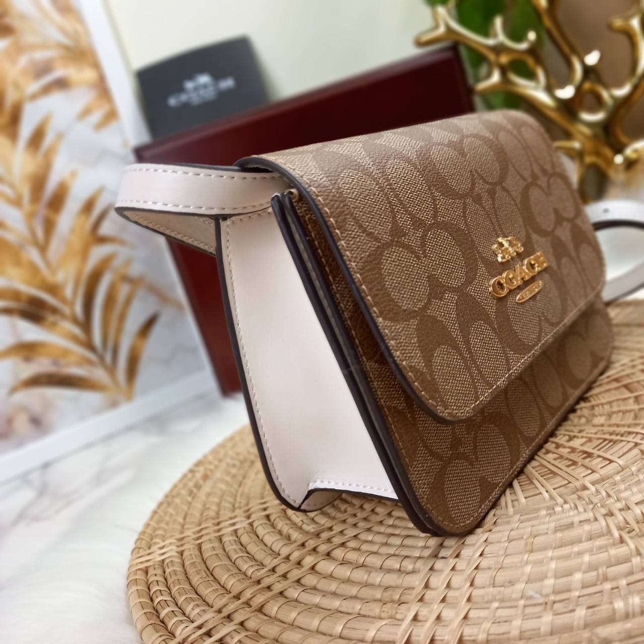 COACH MINI BRYNN CROSSBODY IN SIGNATURE CANVAS (COACH C5592)🍁สวยหรูหรา น่ารัก ด้วยลุคคุณหนู เกินเบอร์มาก!!//กระเป๋าถือ กระเป๋าสะพาย ลุคเก๋ ไซร์มินิ จะถือเป็นครัชแบบเลิศๆ หรือสะพายเป็นครอสบอดี้สุดชิลๆก็รอด// วัสดุหนังแคนวาสคุณภาพ ตกแต่งดีเทลหรูด้วย