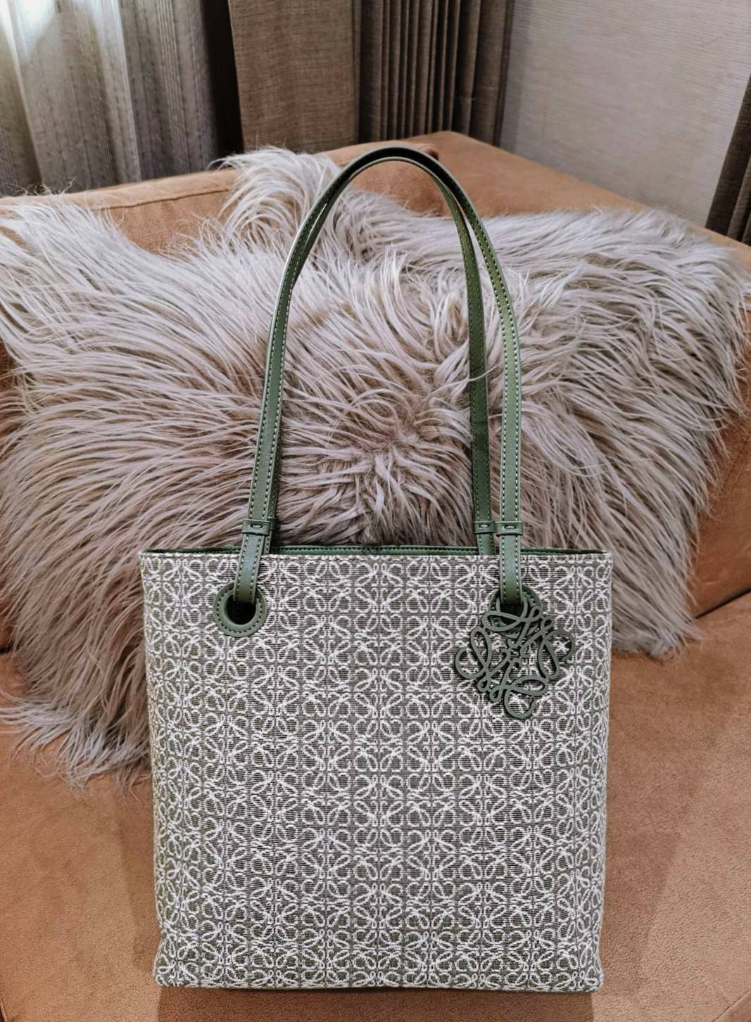 LOEWE ANAGRAM TOTE BAG VIP GIFT WITH PURCHASE GWP พรีเมี่ยมกิ๊ฟ Limited จาก LOEWE PERFUME DUTYFREE ไอเท็มใหม่! ดีไซน์สวยคงเอกลักษณ์ด้วยวัสดุ Anagram Canvas Jacquard Fabric ผสมผสานหนังแท้ Calfskin ลงตัวสุดคลาสสิค ขนาดกำลังดี น้ำหนักเบา ใส่เอกสาร A4 Noteboo