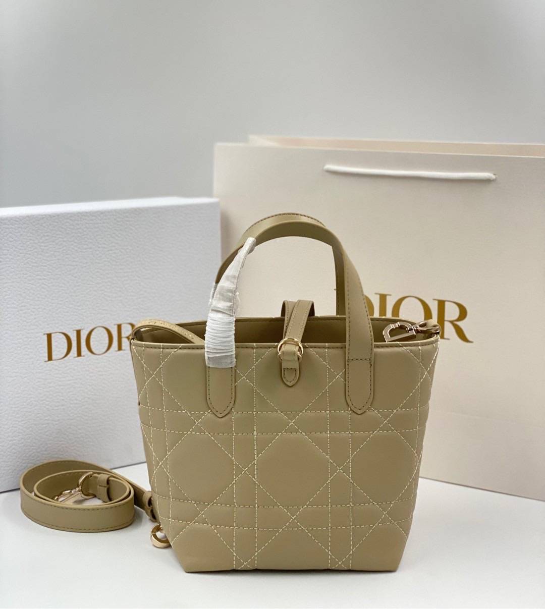 ORI | หนังแท้ DIOR Small Toujours vertical tote bag กระเป๋าทรงโท้ทไซส์เล็กสวยหรู ดีเทลสุดประณีตคอมพลีตลุคในทุกวัน เย็บลวดลาย macrocannage และชาร์มตัวอักษร D,I,O,R