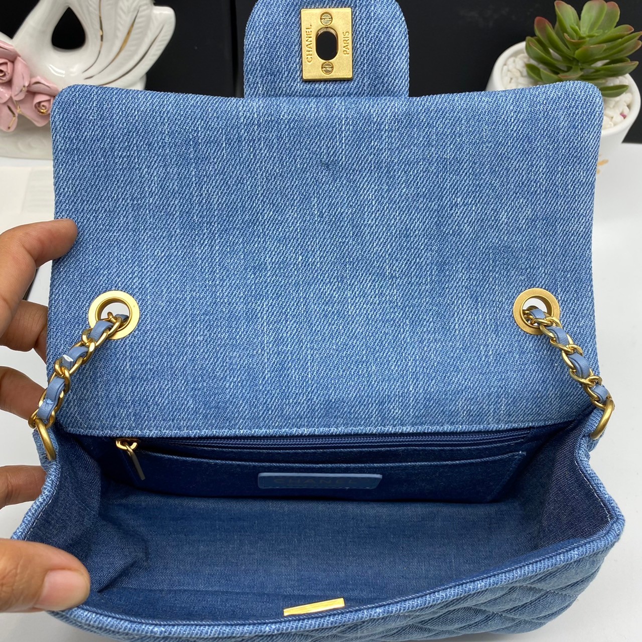 CHANEL Flap Bag Denim Pearl Gold Hardware 20cm พร้อมส่งที่ไทย วัสดุผ้าเดนิมสีน้ำเงินแท้ พร้อมฮาร์ดแวร์โทนสีทองโบราณ และมีฝาปิดด้านหน้าปิดแบบเทิร์นล็อค CC ซิกเนเจอร์ของแบรนด์ ภาพสินค้าถ่ายจากงานขายจริง ใช้งานต่างประเทศได้