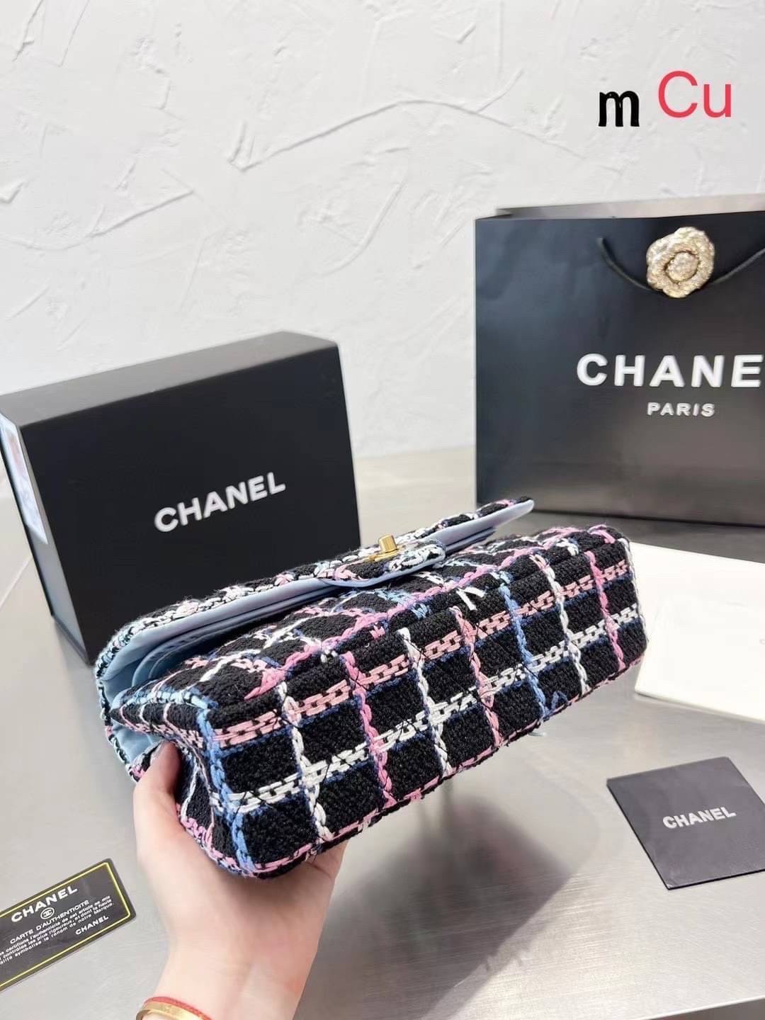 CHANEL Tweed Flap Bag 25cm ลุคคุณหนูไม่ควรพลาด Collection นี้เลย ลวดลายบนกระเป๋าแบบกราฟฟิคมีเท็กเจอร์ ทำให้กระเป๋าดูมีราคามากยิ่งขึ้น สะพายใช้งานได้หลายโอกาส ไม่ว่าจะไปเที่ยวหรือไปงานเลี้ยงสังสรรค์ก็เหมาะสมเป็นอย่างยิ่งเลยค่ะ