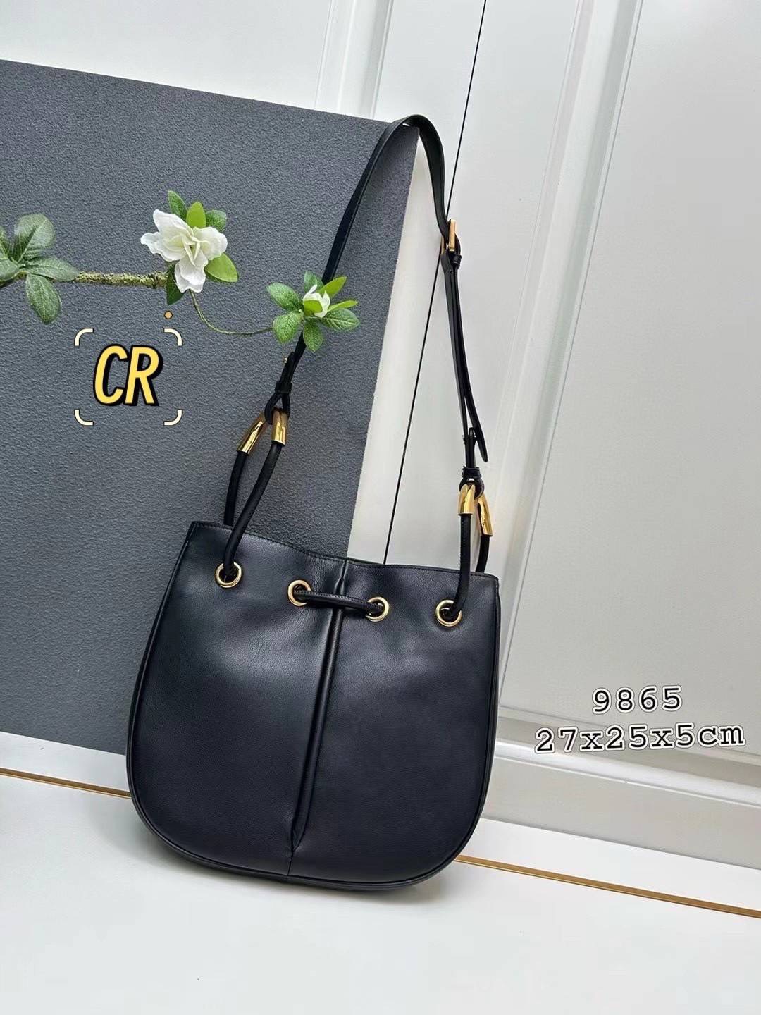 Dior Nolita Bag กระเป๋าสะพายทรงโท้ทรุ่นใหม่ สวยหรูเป็นเอกลักษณ์ตามแบบฉบับแบรนด์ มาพร้อมสายสะพายยาว ขนาดกำลังน่าใช้ ภายในโล่งกว้างจุของได้เยอะ สวยทันสมัยเหนือกาลเวลาต้องยกให้ใบนี้เลยค่ะ