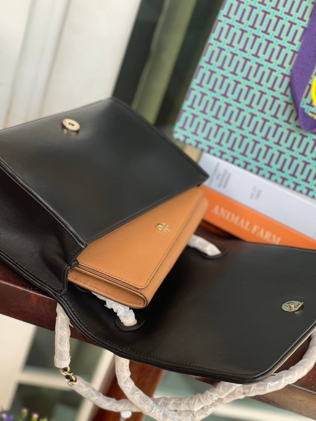 Tory Burch Savannah Convertible Shoulder Bag สาว ๆ ลุคสาวๆไม่ควรพลาด Collection นี้เลยนะคะ เป็นรุ่นที่ตอบโจทย์และครองใจสาว ๆ ได้อย่างแท้จริง เนื่องจากมีดีไซน์เรียบหรู โดยทางแบรนด์ได้ใช้เทคนิคการเย็บบนหนังเป็นลายเส้น (Chevron) ทำให้กระเป๋าดูมีราคามากยิ่งขึ