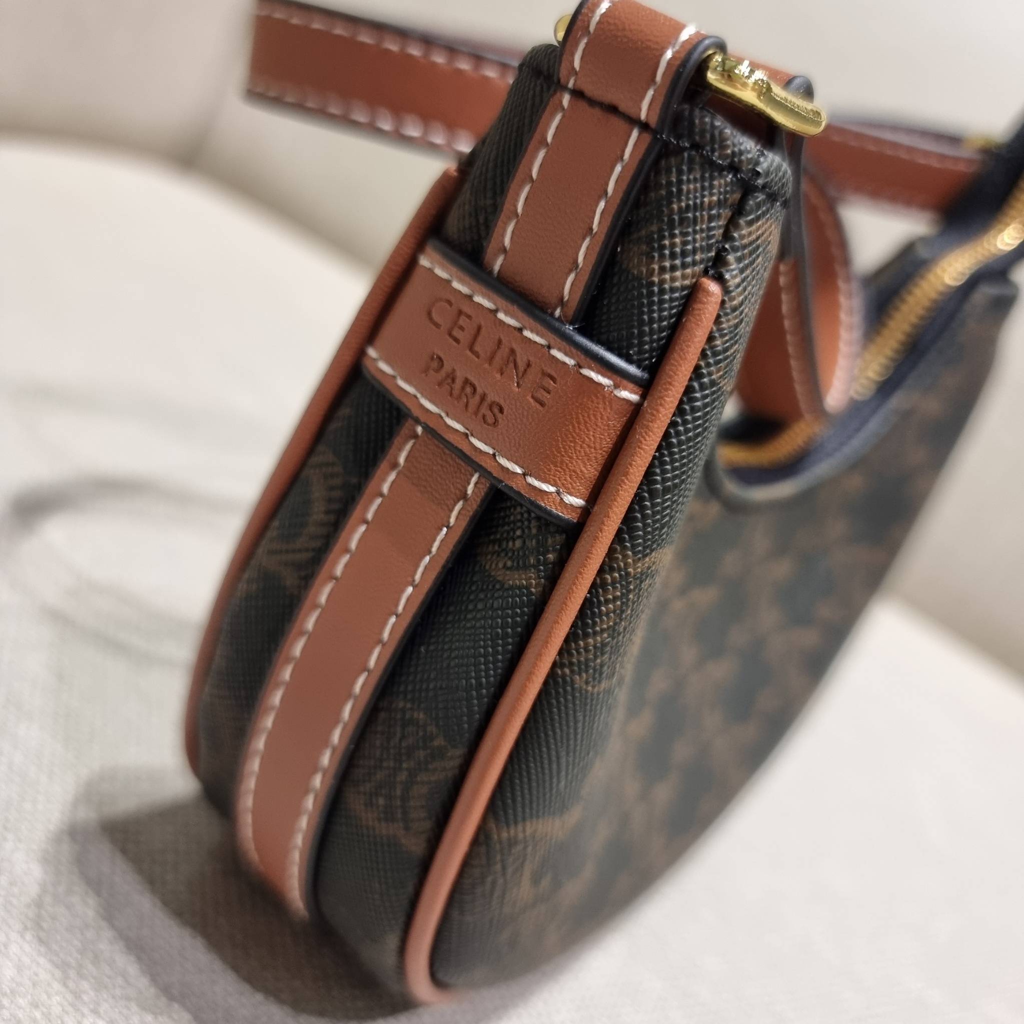 CELINE MINI AVA IN TRIOMPHE CANVAS AND CALFSKIN สวยเกินต้านกับน้องมินิ รุ่นสุดปัง ที่ใครเห็นก็ต้องว้าว กับกระเป๋าสะพายไหล่ ไซส์มินิ น้องน่ารักม้ากกก!! ไม่ไหว!! รูปทรงที่ไม่เหมือนใคร ใช้งานง่าย วัสดุหนังแคนวาสตัดสลับหนังแท้ สวยลงตัว รูดเปิด-ปิดด้วยซิป สายส