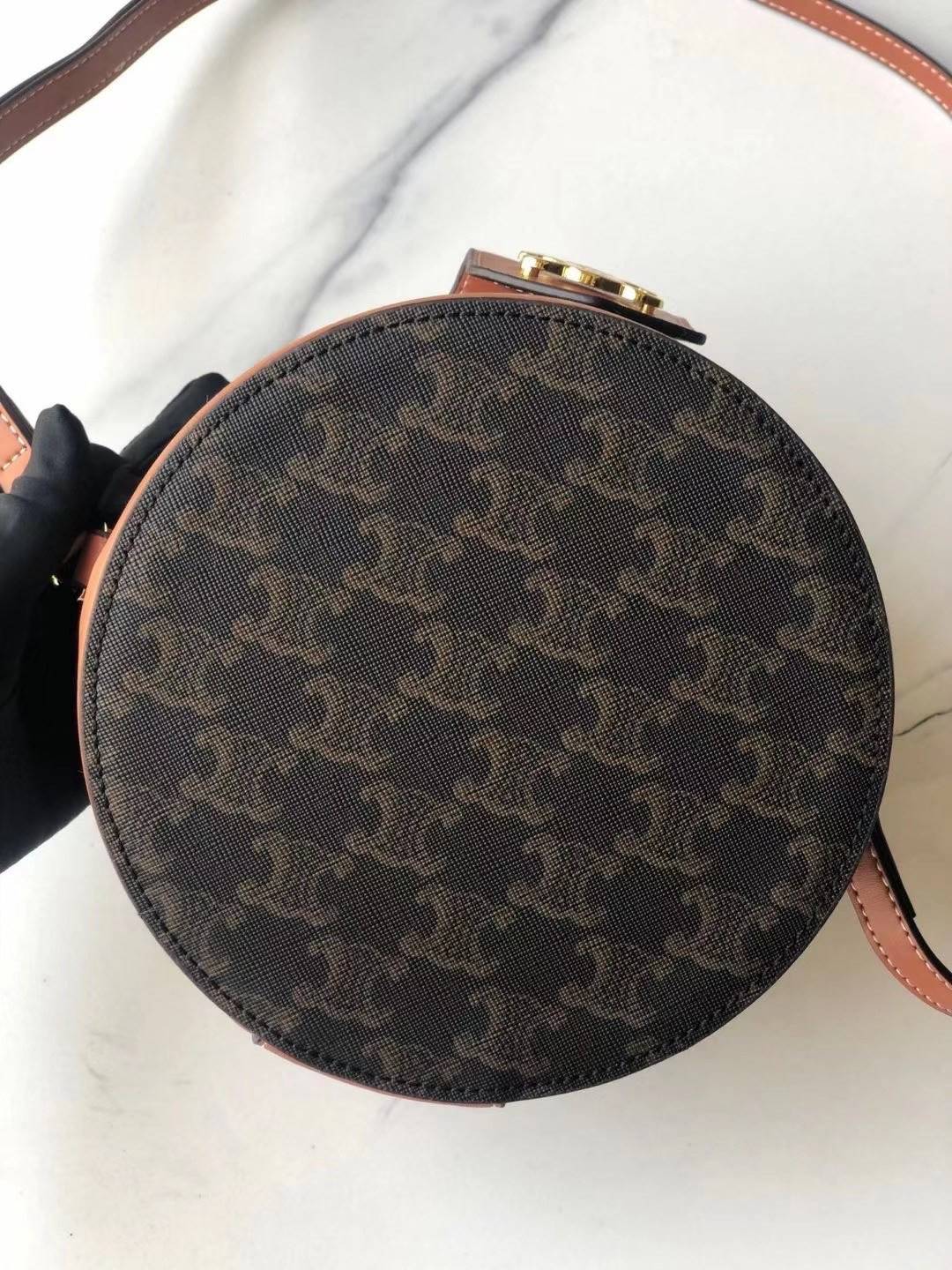 CELINE MEDIUM TAMBOUR IN SMOOTH CALFSKIN BAG กระเป๋าทรงกลมสวยหรูอยู่ทรงเปิดปิดด้วยฝาปิดกระดุมโลโก้แบรนด์ ภายในโล่ง