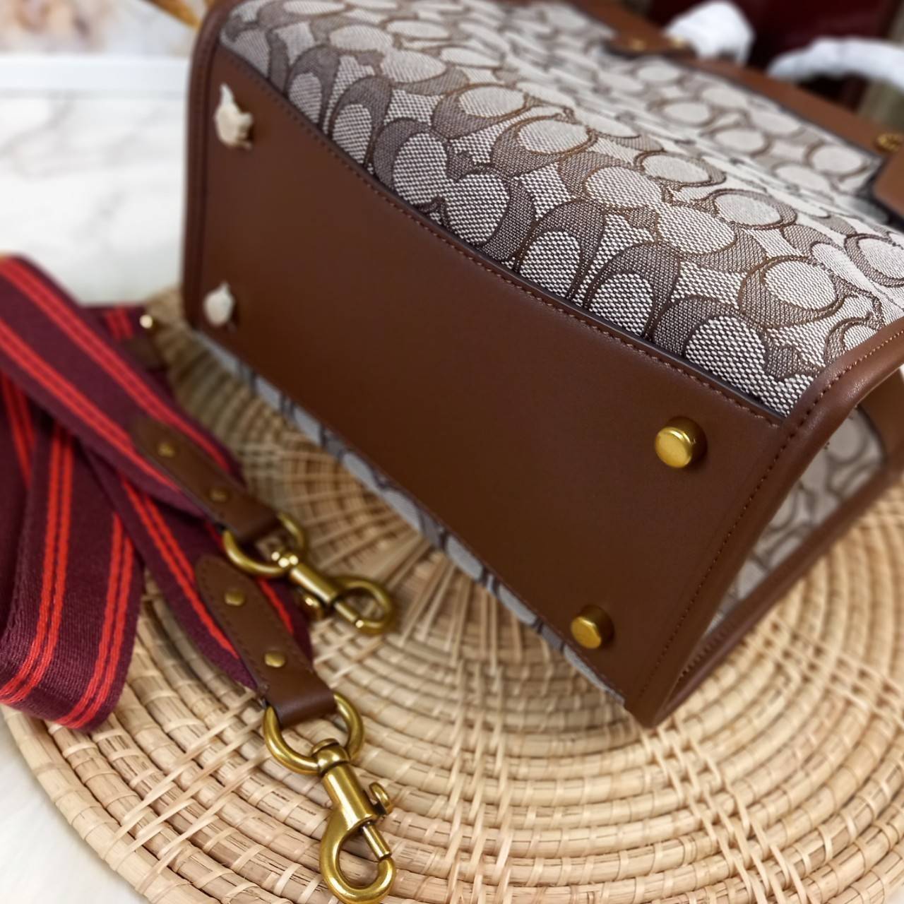 ใบนี้ ช่วยให้ชีวิตง่ายขึ้นเยอะเลย🌈🌺>>COACH FIELD TOTE 22 IN SIGNATURE JACQUARD(COACH C3865) 🍁กระเป๋าถือ สะพาย รุ่น Unisex ใช้ได้ทุกเพศวัย ขนาดเหมาะต่อการใช้งานในแต่ละวันมากๆ //วัสดุ jacquard ลาย signature ตกแต่งดีเทลด้วยหนังแ