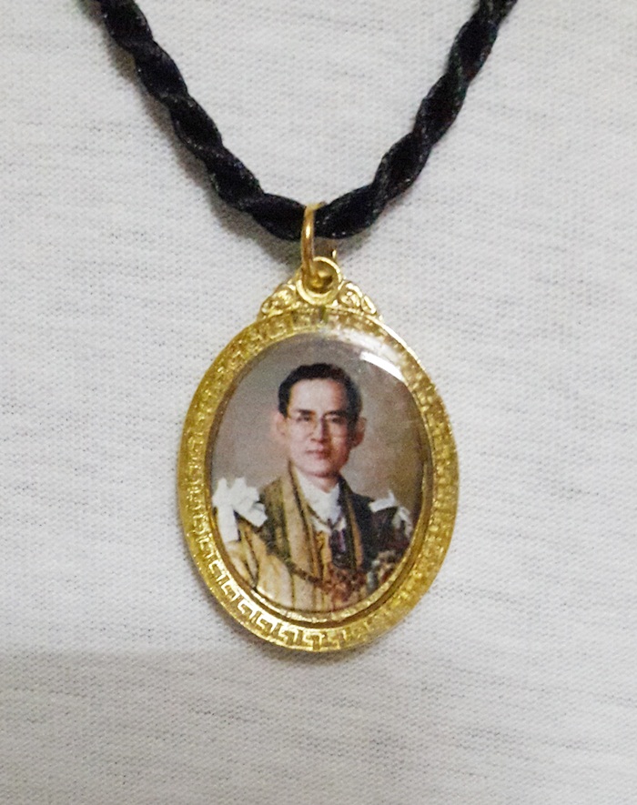 สินค้าหมดค่ะ ล็อกเก็ตในหลวง(ร.9) สองด้านพร้อมสร้อยคอ แบบ3ค่ะ