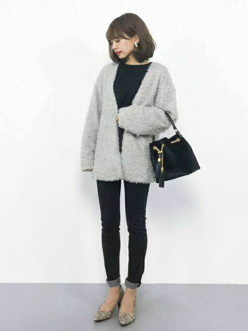 CHARLES & KEITH TEXTURE CHAIN DETAIL HANDBAG กระเป๋าทรงขนมจีบอวัสดุหนังกำมะหยี่ ขนาดกำลังดี อะไหล่สีทอง ประดับด้วยพู่ด้านหน้า ภายในโล่งกว้าง ใส่กระเป๋าสตางค์ยาวได้ มีหูหิ้ว สายสะพายยาวปรับ/ ถอดได้ ฐานกระเป๋าแข็งมีหมุดรองฐาน 4 มุม สวยทุกสีค่ะ