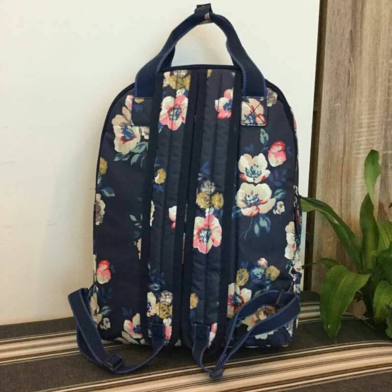 Cath Kidston Backpack Bag กระเป๋าสะพายสไตล์ vintage เป็นอีกรุ่นที่สาวๆ ถามถึงเยอะค่ะ วัสดุเป็น Canvas เคลือบ PVC กันน้ำ ทำความสะอาดง่าย น้ำหนักเบา เปิดปิดด้วยซิปรอบสะดวกใช้ ด้านหน้าประดับโลโก้ Cath Kidston พร้อมช่องซิปเล็กด้านนอกใส่กระเป๋าสตางค์ มือถือได้