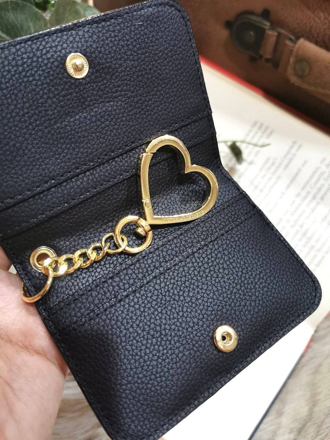 VIP 】พร้อมส่งความน่ารัก! NEW! VICTORIA'S SECRET MINI WALLET KEYCHAIN VIP GIFT WITH PURCHASE (GWP) จาก Victoria's Secret Factory วัสดุหนังคาร์เวียร์ขึ้นลายริ้วสวยอยู่ทรง ด้านหน้าประดับโลโก้แบรนด์อะไหล่ทองสวยหรูดูดี เปิดปิดด้วยกระดุม ภายในมีช่องใส