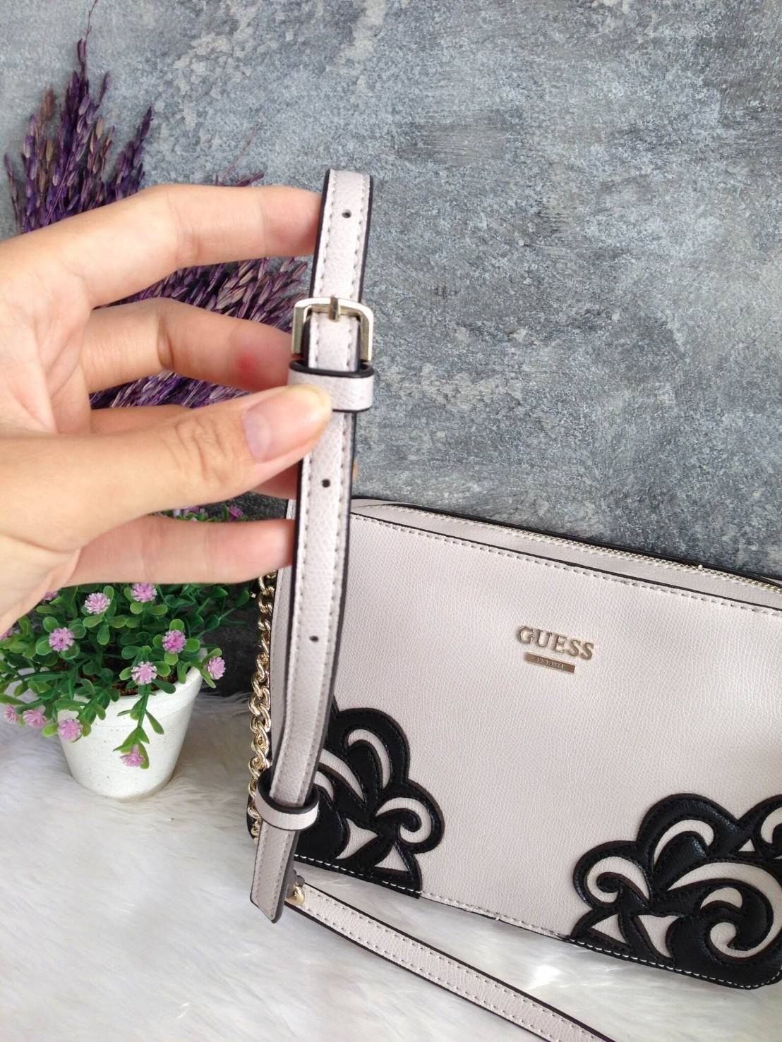 GUESS CROSSBODY DEVYN BAG 2018 กระเป๋าสะพายรุ่นใหม่ล่าสุดทรงเหลี่ยมหนังสวยอยู่ทรงด้านหน้ามีโลโก้และปักหนังขึ้นลายนูน สวยเก๋ดูมีดีเทลเปิดปิดด้วยซิปประดับแม่กุญแจ ภายในโล่งกว้างใส่กระเป๋าสตางค์ใบยาว มือถือ ของจุกจิกได้เยอะ มีช่องซิปและช่องใส่ของจุกจิก ซับใน