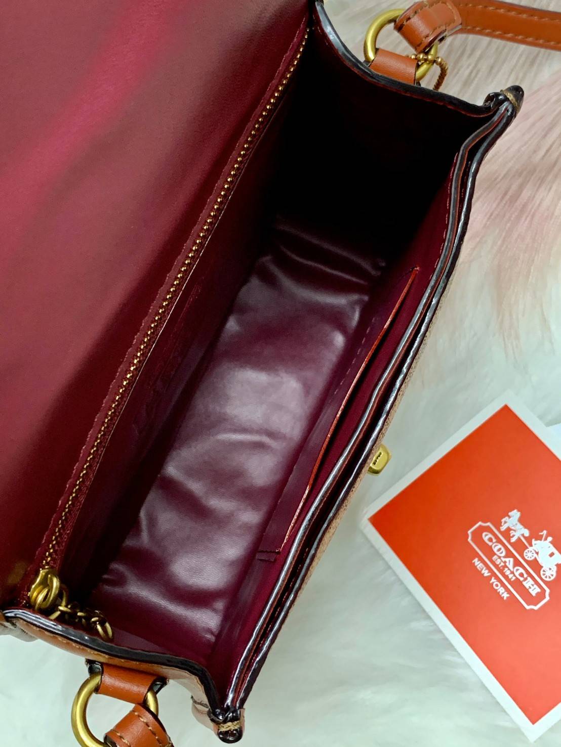 Coach Turnlock Flap Square Pouch in Signature Leather Bag ❤️สวยวินเทจมากๆค่ะ กระเป๋าสะพายแบบครอสบอดี้ร์//สะพายข้าง วัสดุหนังแท้ หนังนิ่มไม่แข็งทื่อนะคะ😘 ลายC ตัดขอบหนังเรียบ เปิดปิดกระเป๋าแบบหมุนล็อค ภายในในโล่ง กว้าง ใส่ของได้จุ มีช่องซิปใ