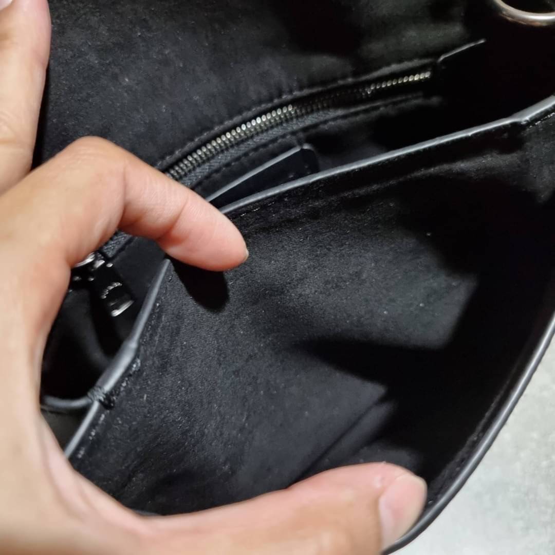 COACH C6972 COACH x MICHAEL B. JORDAN WITH BEAT SADDLE BAG คอลเลคชั่นใหม่ ดีไซน์สุดชิค มาให้สวยในไทยก่อนใคร กับกระเป๋าทรง saddle ที่พิเศษมากๆมาพร้อมสายสะพาย 2 เส้น ใช้คู่กันหรือแยกสะพายก็สวยครบสูตร กระเป๋าสะพายทรง saddle คลาสสิค วัสดุหนังแคนวาสสลับหนังแท้