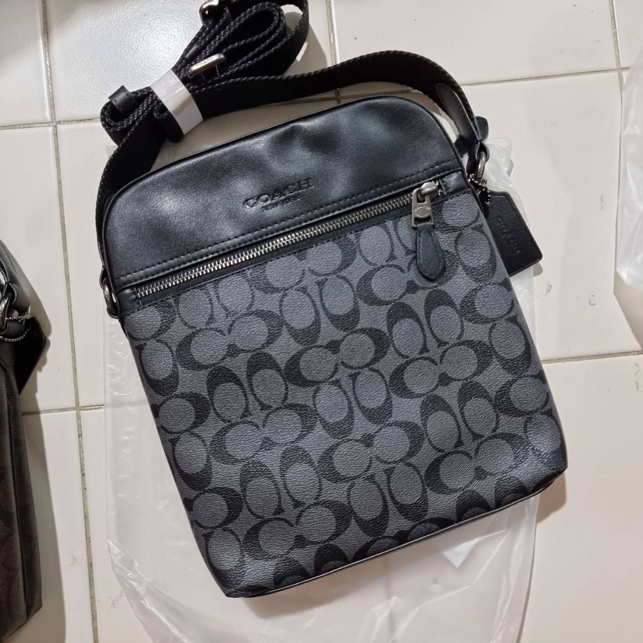 COACH F73336 HOUSTON FLIGHT BAG IN SIGNATURE CANVAS รุ่นนี้หนุ่มๆเค้ารู้กัน!! ขายดีตลอดกาล!! คลาสสิคไม่มีใครเกิน!! กระเป๋าสะพายข้างทรงแมสเซ็นเจอร์ยอดฮิต ทรงสวย ดูดี วัสดุหนังแคนวาสเคลือบลายสลับหนังแท้ เปิด-ปิดด้วยซิป ด้านหน้าและหลังสามารถใส่ของได้ ภายในแบ