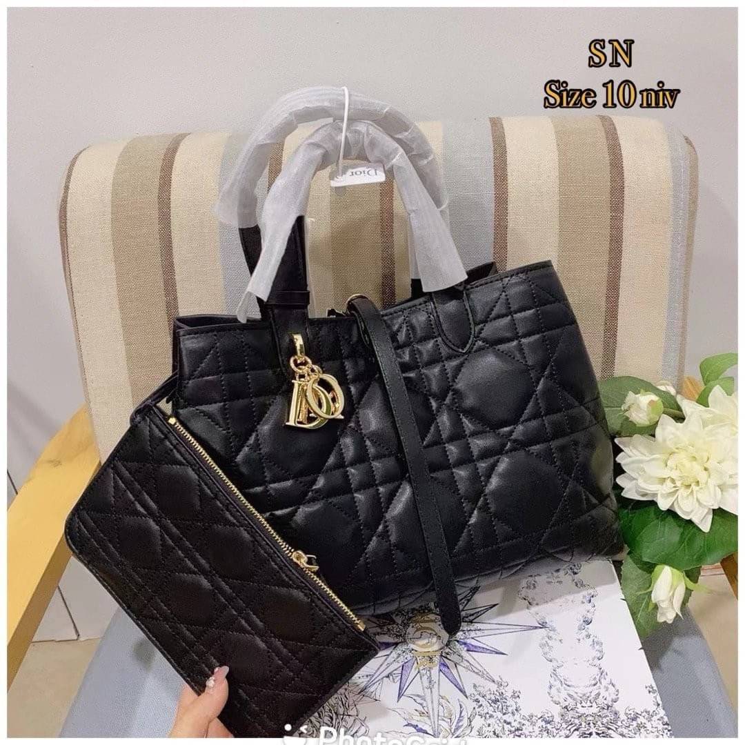 Small Dior Toujours Bag กระเป๋าสะพายทรงโท้ท พร้อมใบลูกเข้าเซ็ท ดีไซส์เรียบหรูทันสมัย ภายในโล่งกว้างมาก จุของได้เต็มที่ รูปทรงคลาสสิค หนังสวย หรูหราเกินเบอร์