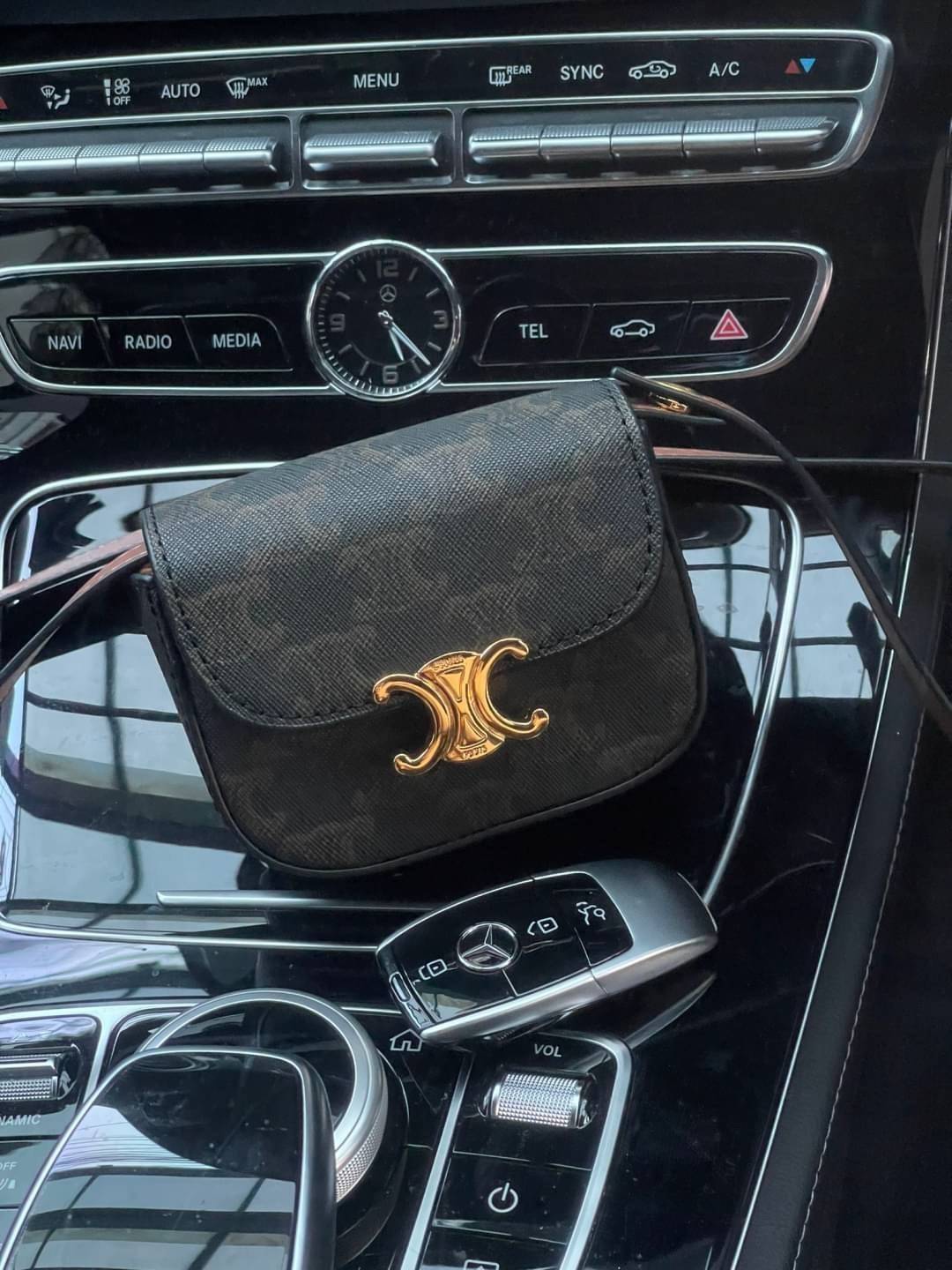 CELINE MINI TRIOMPHE IN TRIOMPHE CANVAS กระเป๋ามินิทรงชิค ดีไซน์รูปกล่องสุดแสนมินิมอล สามารถสะพายแบบ Crossbody และยังเป็น Belt Bagได้อีกด้วย วัสดุแคนวาสลาย Triomphe แบบไม่มีตกยุค ด้านหน้าโดดเด่นด้วยโลโก้สีทอง เป็นอีกหนึ่งตัวเลือกให้คุณเลือกสะพายในชีวิตประ