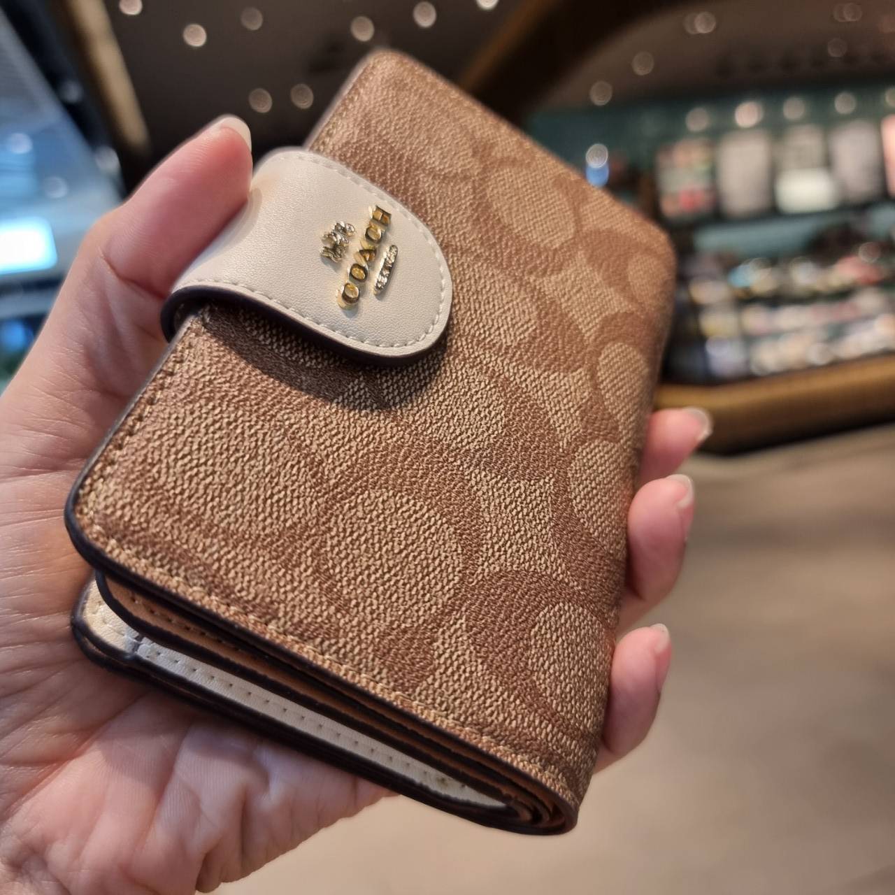 COACH C0082 MEDIUM CORNER ZIP WALLET IN SIGNATURE CANVAS ดีไซน์ใหม่ล่าสุด!! กระเป๋าสตางค์ใบกลาง 👛 ขนาดกำลังเหมาะมือ วัสดุหนังแคนวาสเคลือบลาย ดูแลรักษาง่าย มีช่องใส่บัตรและธนบัตรครบ และช่องซิปแยกไว้ใส่เหรียญ ครบเซ็ทแบบนี้เหมาะส่งต่อเป็นของขวัญที่สุ