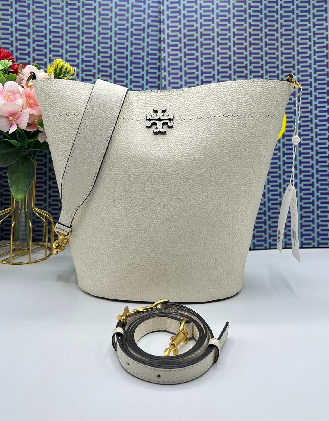 Tory Burch McGraw Bucket bag / Tory Burch Mcgraw Double T Logo Plaque Bucket Bag พร้อมส่ง 4 สี กระเป๋าสะพายหรือถือคล้องแขนทรงถัง จุของได้เยอะใบนี้ตอบโจทย์ได้ดีมาก โทนสีเรียบง่าย แฝงไปด้วยความดูดี สุขุมและเป็นผู้ใหญ่