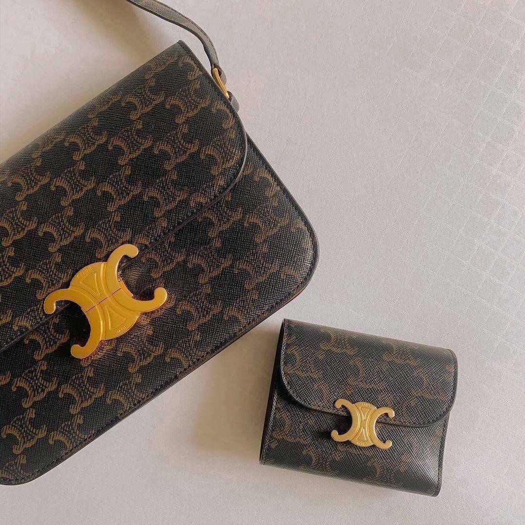 CELINE SHORT WALLET VIP GIFT WITH PURCHASE (GWP) พรีเมี่ยมกิ๊ฟ Limited จาก CELINE HAUTE PARFUME DUTYFREE COUNTER วัสดุ Triomphe Canvas หนังสวยอยู่ทรงปั้มโลโก้ด้านหน้าเปิดปิดฝาพับกระดุม ภายในมีช่องแบ่งหลายช่อง มีช่องใส่บัตรหลายช่อง ช่องใส่เหรียญ ช่องใส่ธนบ