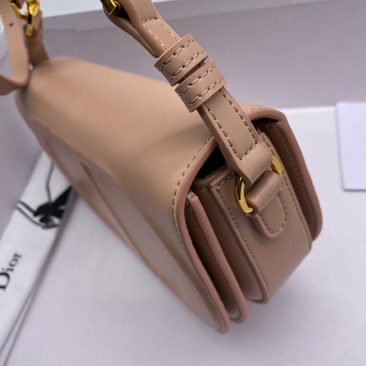 DIOR CD Signature Bag with Strap / CD OVAL CAMERA BAG / Dior Camera Bag ดีไซส์ใหม่ล่าสุด บ่งบอกถึงความหรู แต่ใช้งานได้โอกาส ใช้ได้ทั้งชายหญิง กระเป๋าสะพายทรงกล้อง ขนาดกะทัดรัด ไซส์สะพายคล่องตัว สีผู้ดีมากๆ