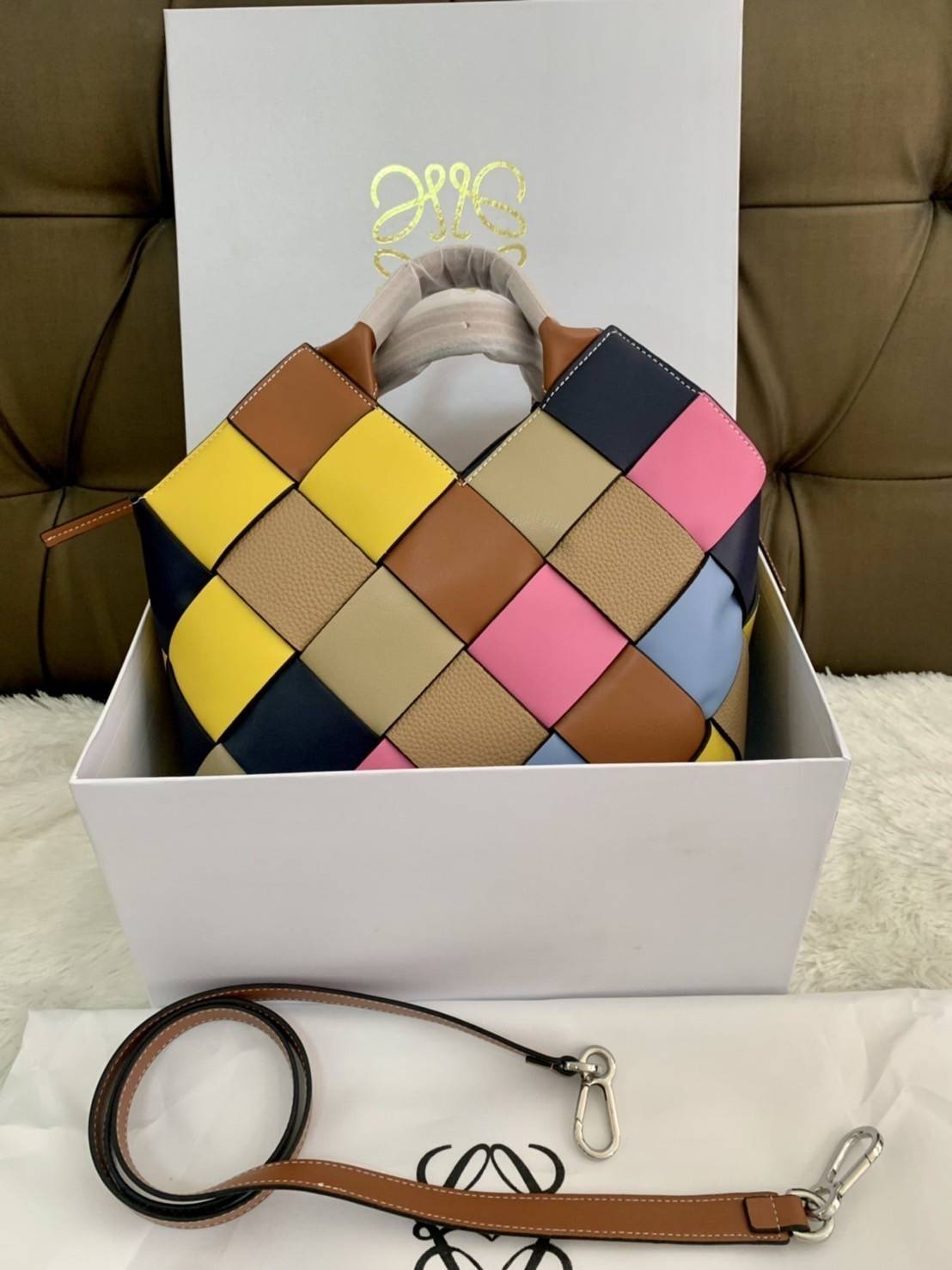 LOEWE SURPLUS LEATHER WOVEN BASKET BAG IN CLASSIC CALFSKIN กระเป๋าสาน กระเป๋าถือหรือสะพาย อะไหล่เงิน มาพร้อมสายสะพายยาวในตัว (ถอดได้ /ปรับระดับไม่ได้) ดีไซน์ถักทอแบบงานสานหมากรุก สวยล้ำนำสมัยมากๆ ค่ะ น้ำหนักเบา ตอบโจทย์การใช้ชีวิตระหว่างวันที่ดูไม่ซับซ้อน