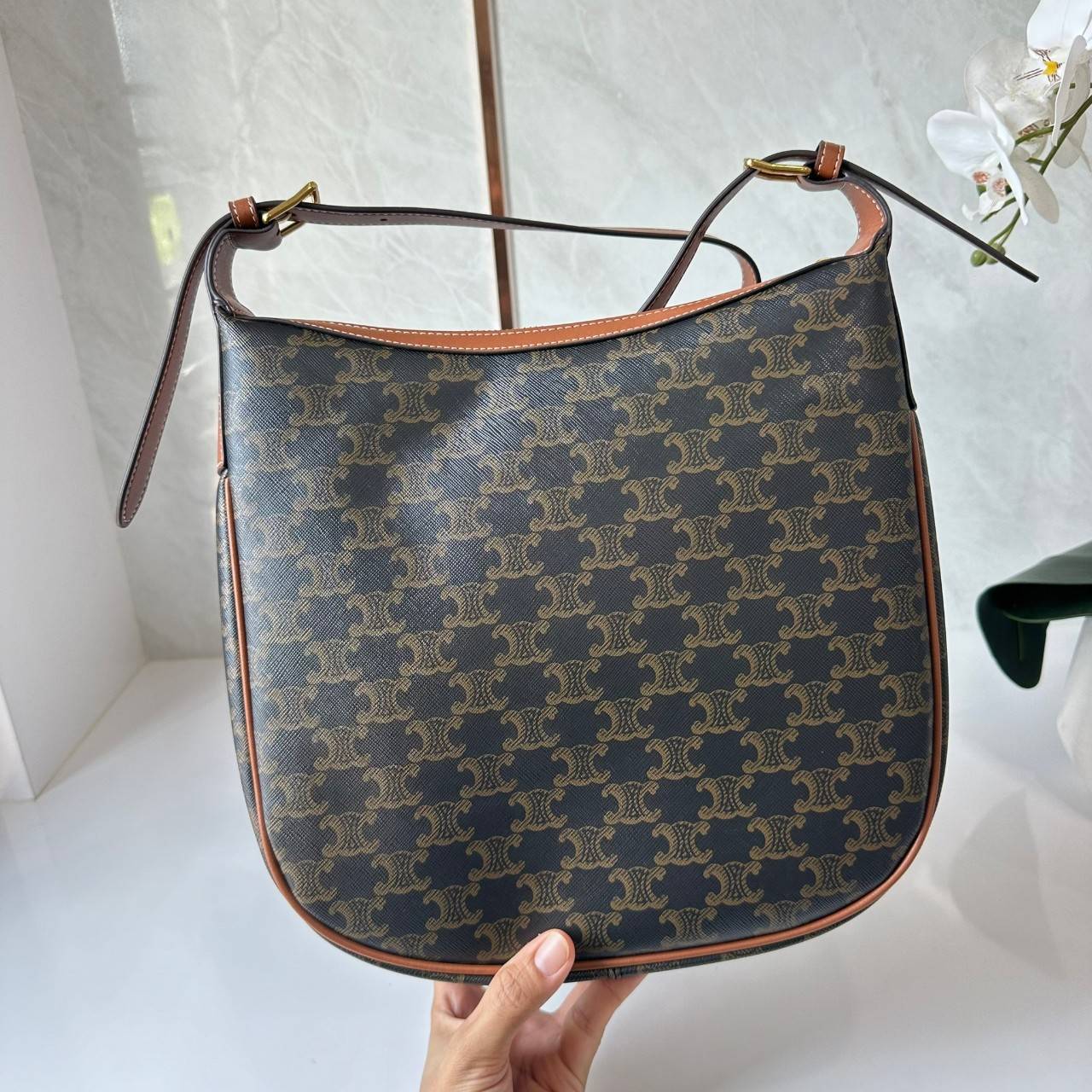 CELINE MEDIUM HELOÏSE BAG CUIR TRIOMPHE IN TRIOMPHE CANVAS AND CALFSKIN กระเป๋าสะพายทรง HOBO รุ่นฮอตตลอดไม่มีเอ้าท์ ใบใหญ่จะสัมภาระได้เยอะ