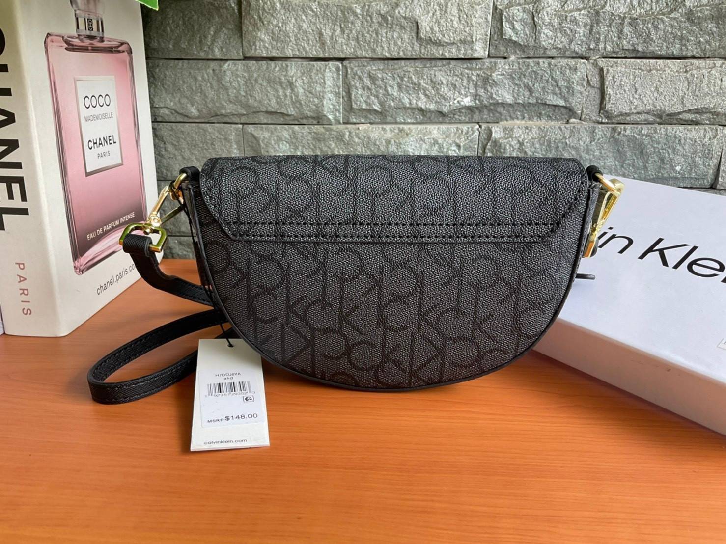 ของแท้ 💯% Calvin Klein Monogram Crossbody Bag กระเป๋าสะพายทรงครอสบอดี้ กระเป๋าคลัทช์ ทรงครึ่งวงกลม ขนาดน่ารัก ลายโมโนแกรมรอบใบ