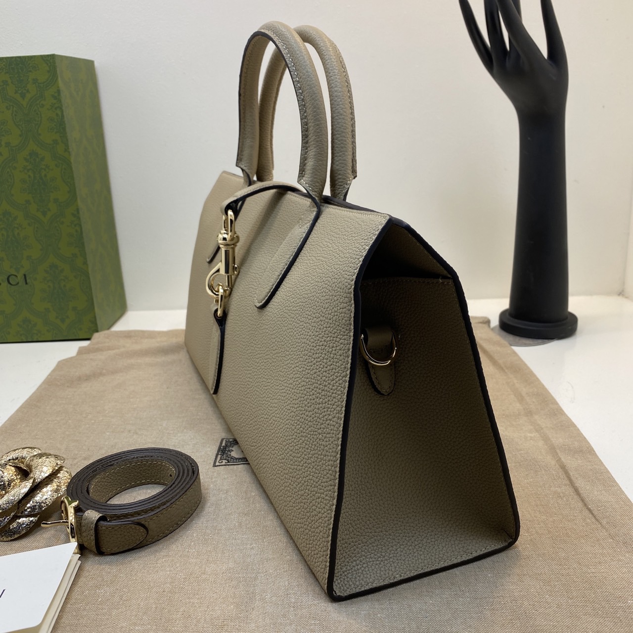 GUCCI MEDIUM TOTE BAG WITH HOOK CLOSURE / Gucci medium tote bag กระเป๋าทรงโท้ทสไตล์ใหม่ล่าสุด เกรดออริ 1:1 สลับแท้ ใช้งานต่างประเทศได้ ภาพถ่ายจากงานจริง