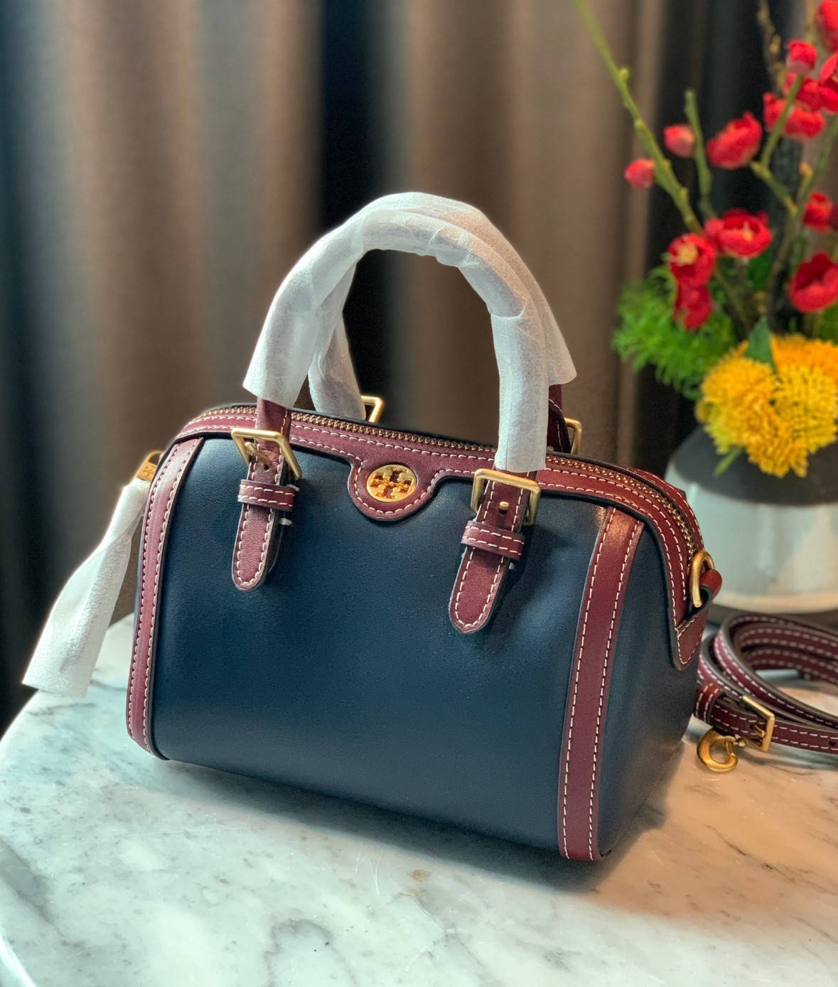 TORY BURCH T Monogram Color-block Barrel Duffle พร้อมส่งที่ไทย สวยก่อนใคร ใบใหญ่ ใส่จุไปเลยจ้าา😘 ✔️กระเป๋าทรงหมอน วัสดุหนังแท้ชั้นดีที่สุด หนังเรียบนิ่มสวย ✔️เปิดปิดกระเป๋าด้วยซิปคู่แบบมีหนังห้อย ภายในกว้างมากสำหรับไซด์นี้ หายห่วงไปเ