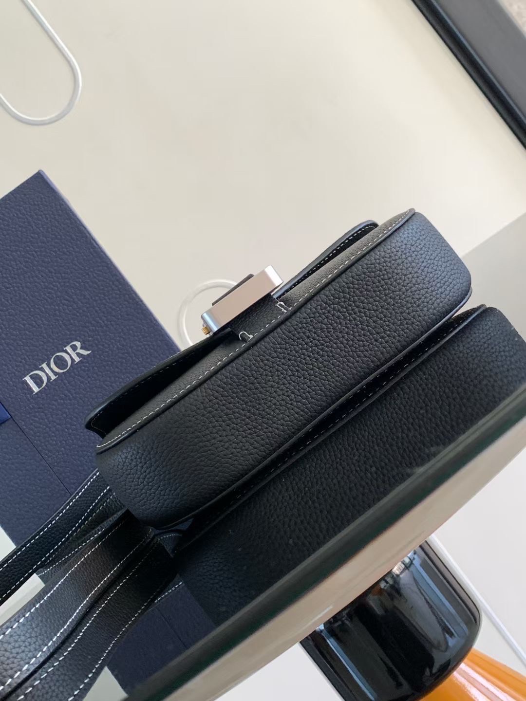 DIOR MINI Saddle Messenger Bag with Flap / Khaki / Black / Oblique Jacquard with Grained Leather กระเป๋าสะพายทรงแมสเซ็นเจอร์ รุ่นยอดนิยมของท่านชาย เกรดท็อปออริ สลับแท้ 1:1