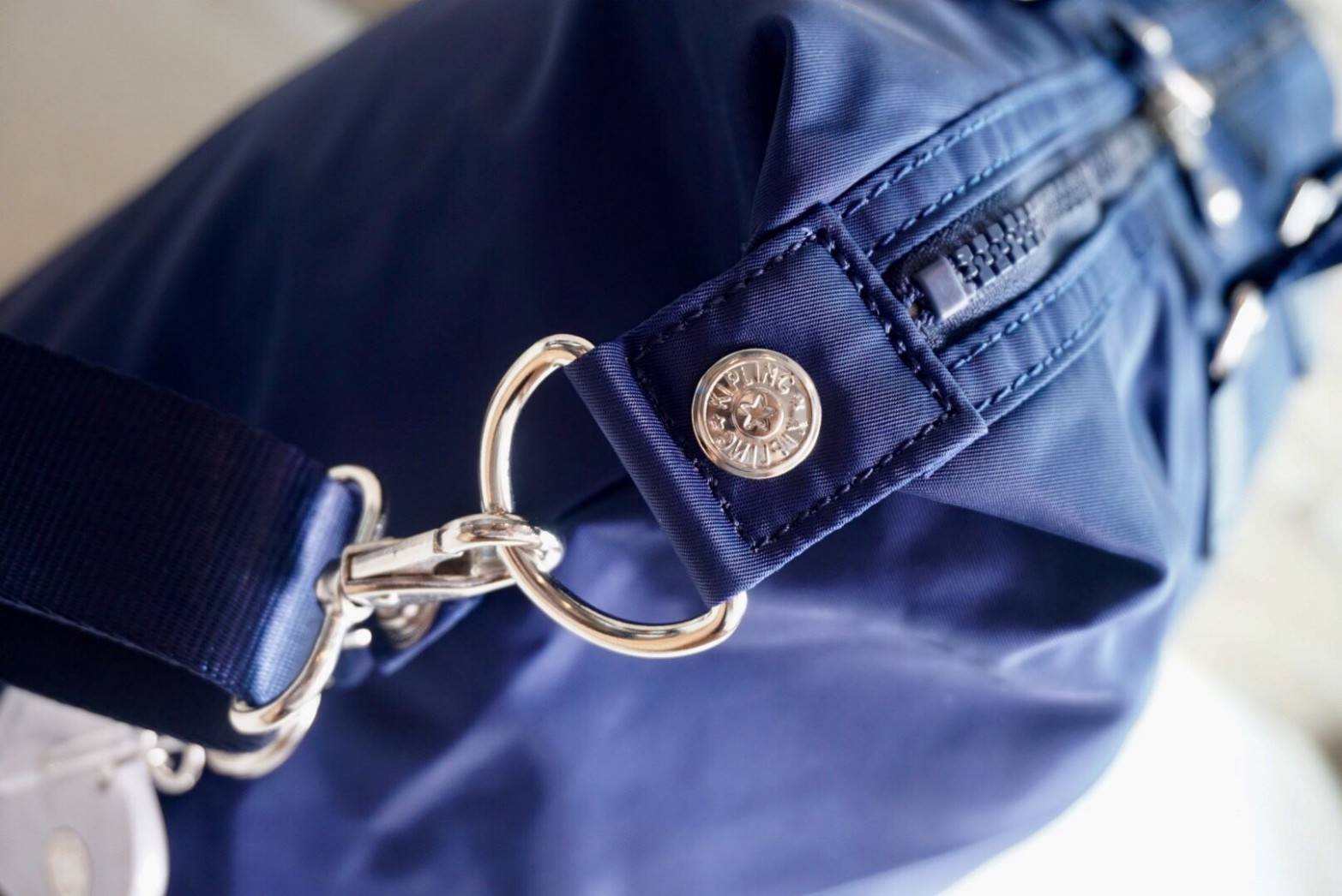 Kipling Tiram Handbag 2018!!! Kipling factory oem HK กระเป๋าสะพายใบใหญ่ วัสดุไนล่อนคุณภาพสูง กันน้ำ ระดับนึงเลยค่ะ สามารถถือได้ สะพายข้างได้ เปิดปิดกระ แบบซิปคู่ ภายในกระเป๋าโล่งกว้าง มีข่องซิป ช่องเล็ก และ ช่องขนาดกลางเสริมนวมให้ด้วยค่ะ พร้อมสายห้อยกุญแจ