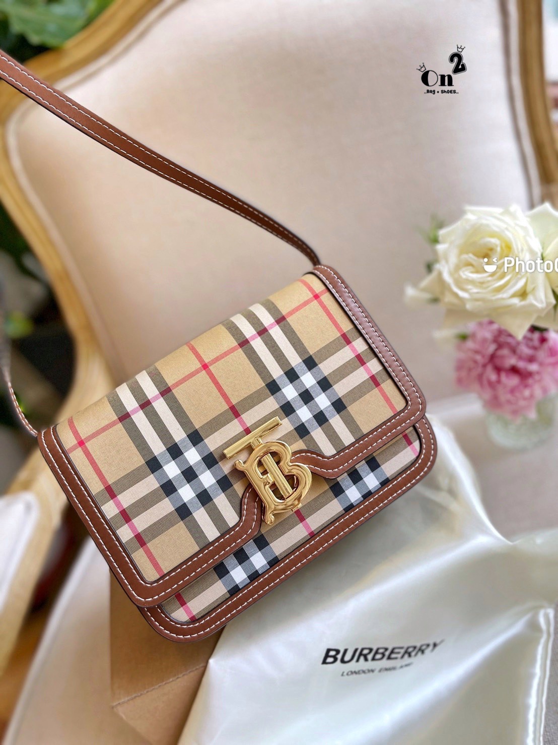 BURBERRY FRAGRANCES LEATHER CROSSBODY BAG / BB Shoulder Bag กระเป๋าสะพาย ทรงกล่อง เปิดหน้า อะไหล่ทอง สายสะพายยาวแบบครอสบอดี้ ได้ทุกลุค เกรดงานสวย.น่ารักมากๆ งานชนชอป ใช้ได้ Everyday Look เลยค่า