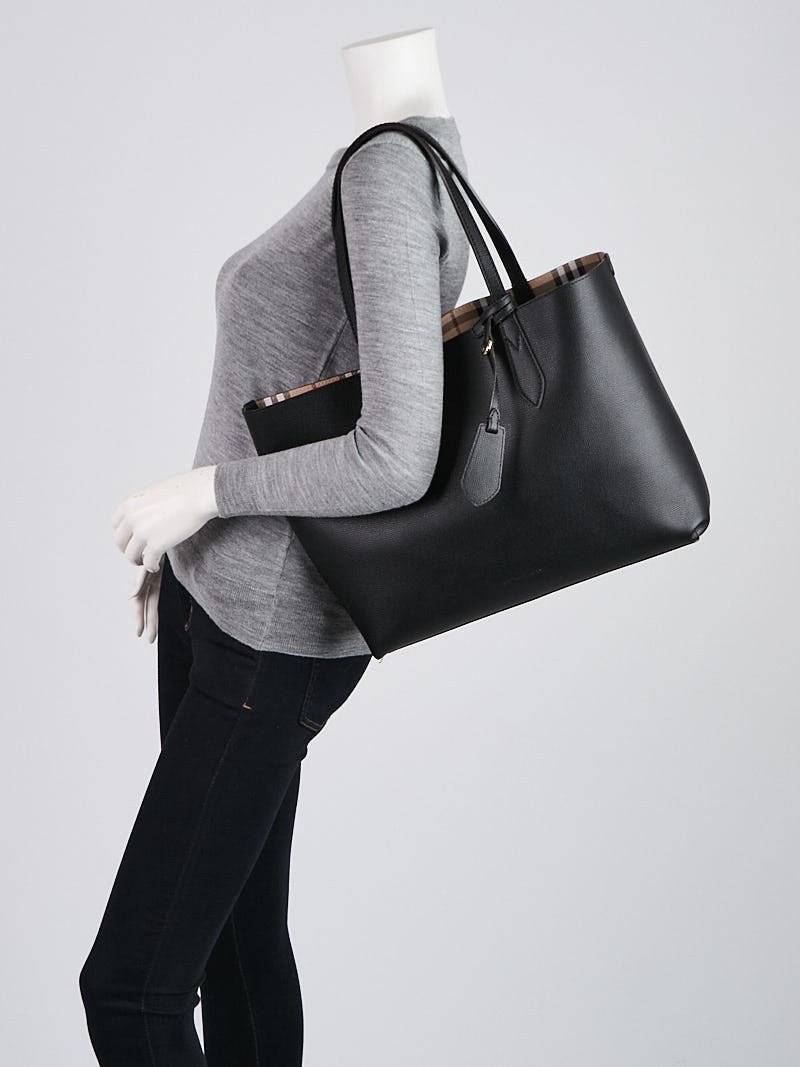 BURBERRY Leather Haymarket Check Medium Reversible Tote Bag กระเป๋าสะพายไหล่ทรงช้อปปิ้ง ทรงคลาสสิค ฮิตตลอดกาล