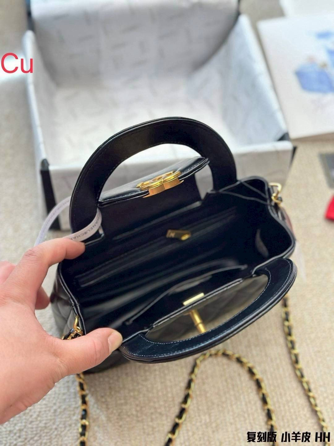 CHANEL 23K Kelly Bag กระเป๋าสะพายทรงสวยเรียบหรู คอลเลคชั่นสุดฮอต กระเป๋าถือ/สะพายข้าง คงเอกลักษณ์ ให้ความเป็นผู้ดีในตัว สวยงาม ภายในโล่งกว้างใส่ของได้พอประมาณ ทรงกระเป๋าโดดเด่นไม่เหมือนใคร
