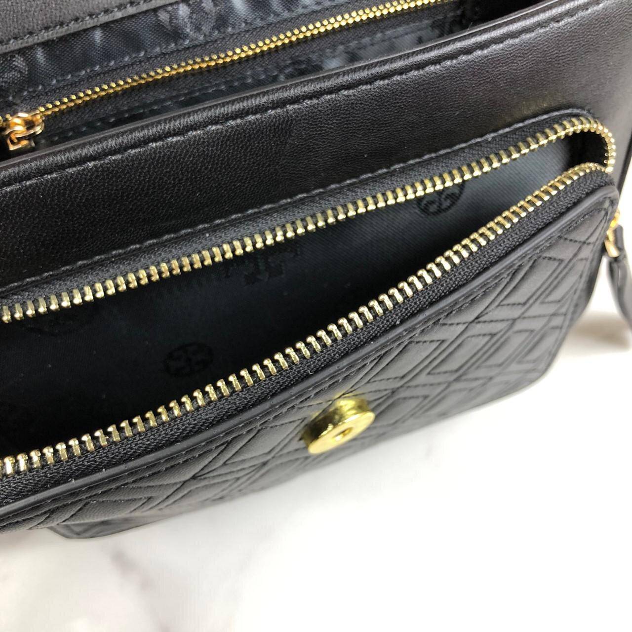 กระเป๋าสะพาย TORY BURCH เปิด - ปิดกระเป๋าด้วยกระดุมแม่เหล็ก ด้านในโล่ง มีช่องซิป 2 ช่อง ด้านหลังมีช่องอีก 1 ช่อง