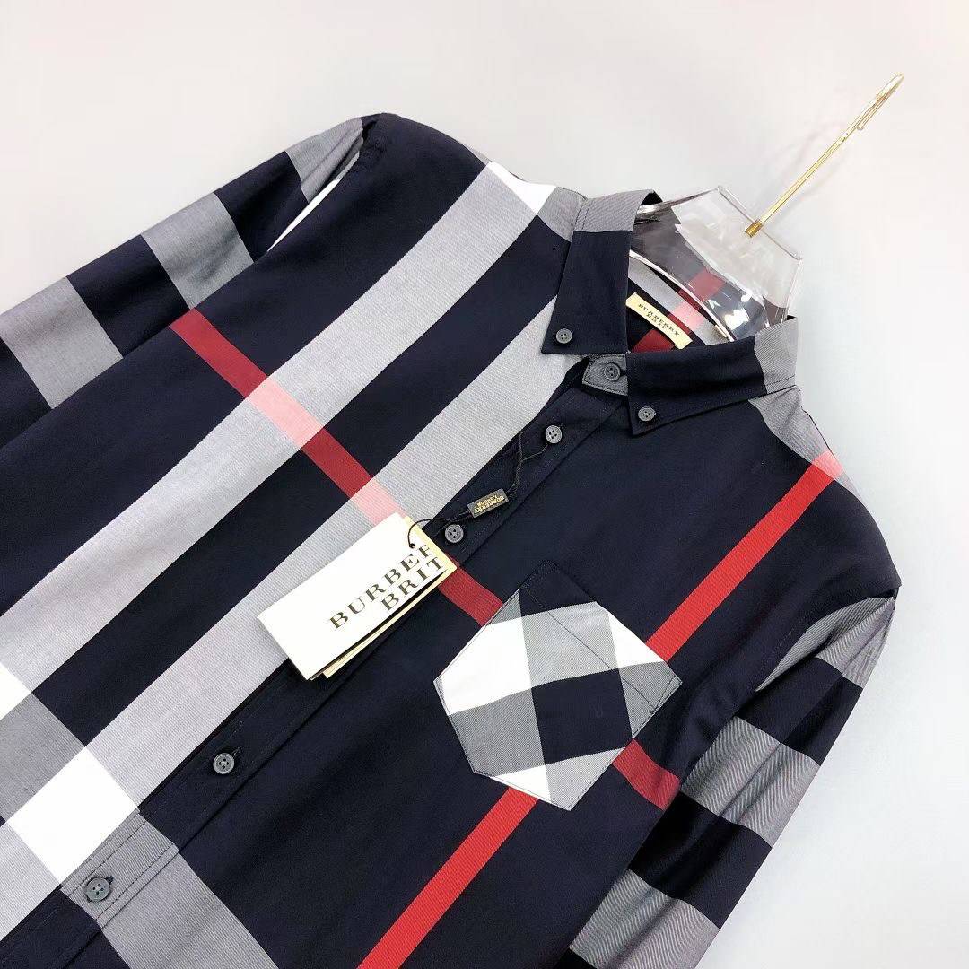 BURBERRY SHIRT / BURBERRY LONG SLEEVE VINTAGE CHECK SHIRT เสื้อเชิ้ตแขนยาวแบรนด์เบอเบอรี่ ลายสก็อตสุด classic เรียบหรู ดูดี ภูมิฐานมากๆค่ะ สินค้านำเข้าคุณภาพเทียบแท้ งานสวยเทพ เนื้อผ้าอย่างดี เป๊ะมาก รับประกันความพอใจเลยนะคะ ใส่เป็นเชิ้ตติดกระดุมเนี๊ยบๆ ห