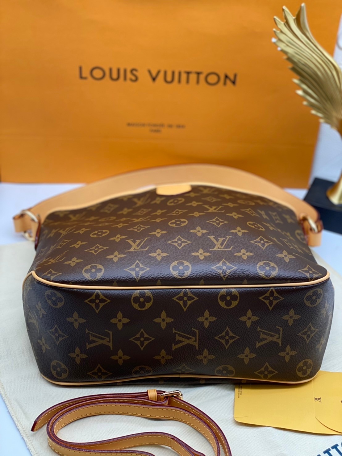 LV Monogram Delight Canvas มี 2 ขนาด กระเป๋าสะพายข้างทรงสูงใบใหญ่หนังแกะสังเคราะห์ หูหิ้วปั้มโลโก้ ด้านในมี1ช่องซิป 1ช่องใส่ของจุกจิ๊ก อะไหล่ทองหรูหรา มีสายยาว ถอดสายได้ ปรับระดับได้ จุของได้เยอะ หรูหรา สวยงาม เหมาะกับทุกโอกาศ ต้องมีติดตู้ห้ามพลาดเลยค่า