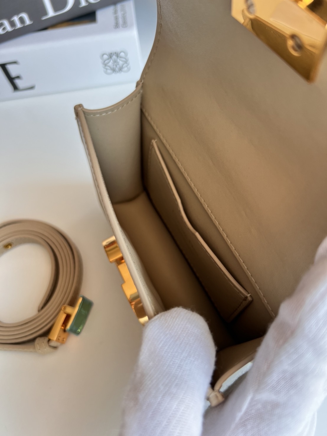 หนังแท้ DIOR Micro 30 Montaigne Bag พร้อมส่งที่ไทย เกรดเทพออริจินอลหนังแท้ สวยมากค่ะ ภาพสินค้าถ่ายจากงานขายจริง ใช้งานต่างประเทศได้ สายสะพายหนังยาวถอดได้ปรับระดับได้ จะสะพายไหล่หรือ CROSSBODY ก็ดูดีลุ๊คนี้คุณหนูมากค่ะ ไอเท็มนี้แนะนำไม่มีเอ้าท์ค่ะ ภาพถ่ายส