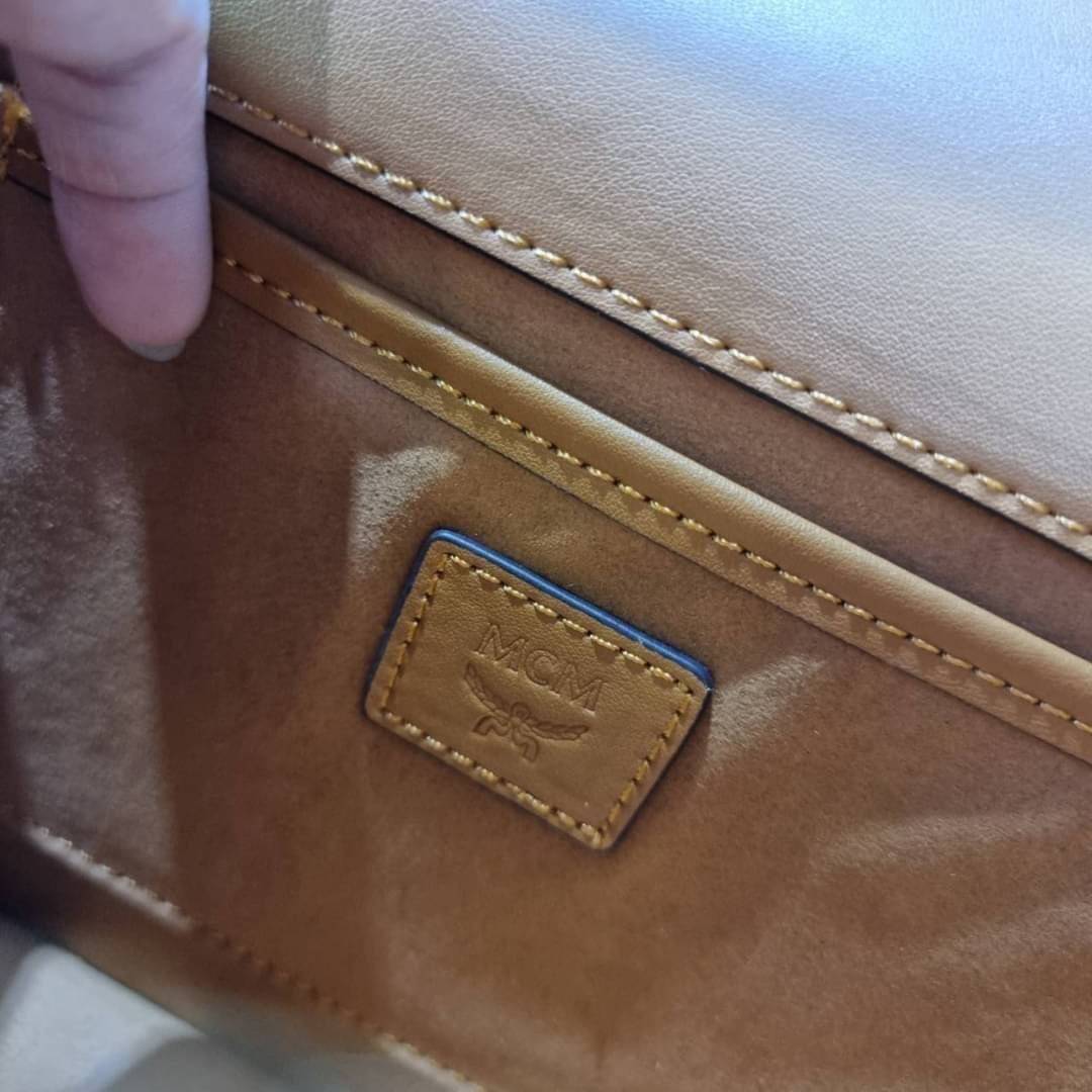 M.C.M TRACY SHOULDER BAG IN VISETOS คอลเลคชั่นเทรซี่ใหม่ล่าสุด 2021 กระเป๋าสะพายไหล่ ดีไซน์ยูนีคในลวดลาย visetos เอกลักษณ์ ใช้ได้ในทุกโอกาส รอบนี้ไซส์ใหญ่จุใจ ใส่ของได้รัวๆ วัสดุหนังแคนวาสคุณภาพดีสลับหนังแท้ เปิด-ปิดด้วยตัวกดล็อคแน่นหนา ภายในโล่งกว้าง มีช