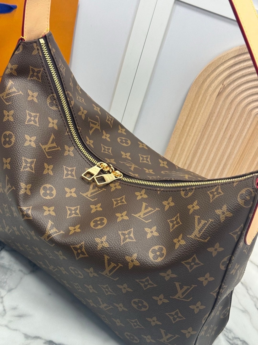 LV Slouchy MM Hobo bag 40 cm กระเป๋าถือ/สะพายไหล่ทรงโฮโบรุ่นใหม่ โดดเด่นด้วยรูปทรงอันเป็นเอกลักษณ์ เหมาะสำหรับพกพาเดินทางและใช้งานทุกวัน ลาย Monogram แคนวาสสุดไอคอนิก เสริมความสง่างามด้วยอะไหล่สีทอง งานจริงสวยมาก แนะนำค่ะ