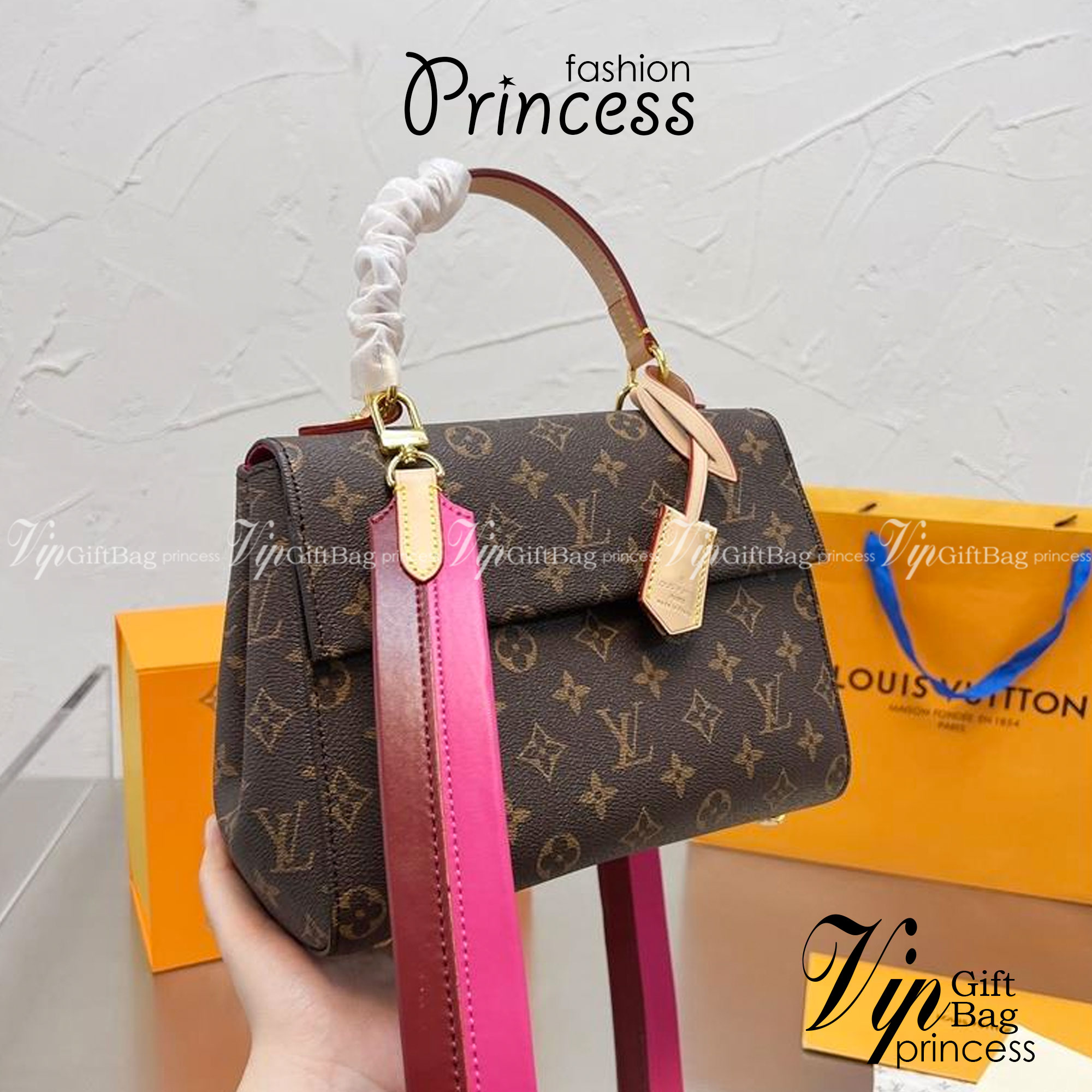 LV Cluny BB Monogram กระเป๋าสะพายหนังลายโมโนแกรมเปิดหน้า เป็นอีกทรงที่ขายดีมากเพราะใช้งานง่ายใช้ได้อเนกประสงค์ ด้านในกว้าง งานใช้สลับขึ้นแบบจากงานจริงเป๊ะเที่ยบเท่า แรร์ไอเท็มที่สาวๆต้องมี! มีหูจับในตัวและสายครอสบอดี้มาให้ ใช้งานง่าย เหมาะกับทุกสไตล์การแต