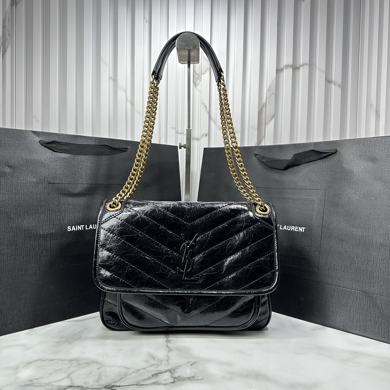 medium YSL Niki shoulder bag 11" กระเป๋าสะพายทรงคลาสสิค รุ่นยอดนิยมของแบรนด์ที่ใครๆก็ต้องมีใช้ ดีไซน์เรียบหรู