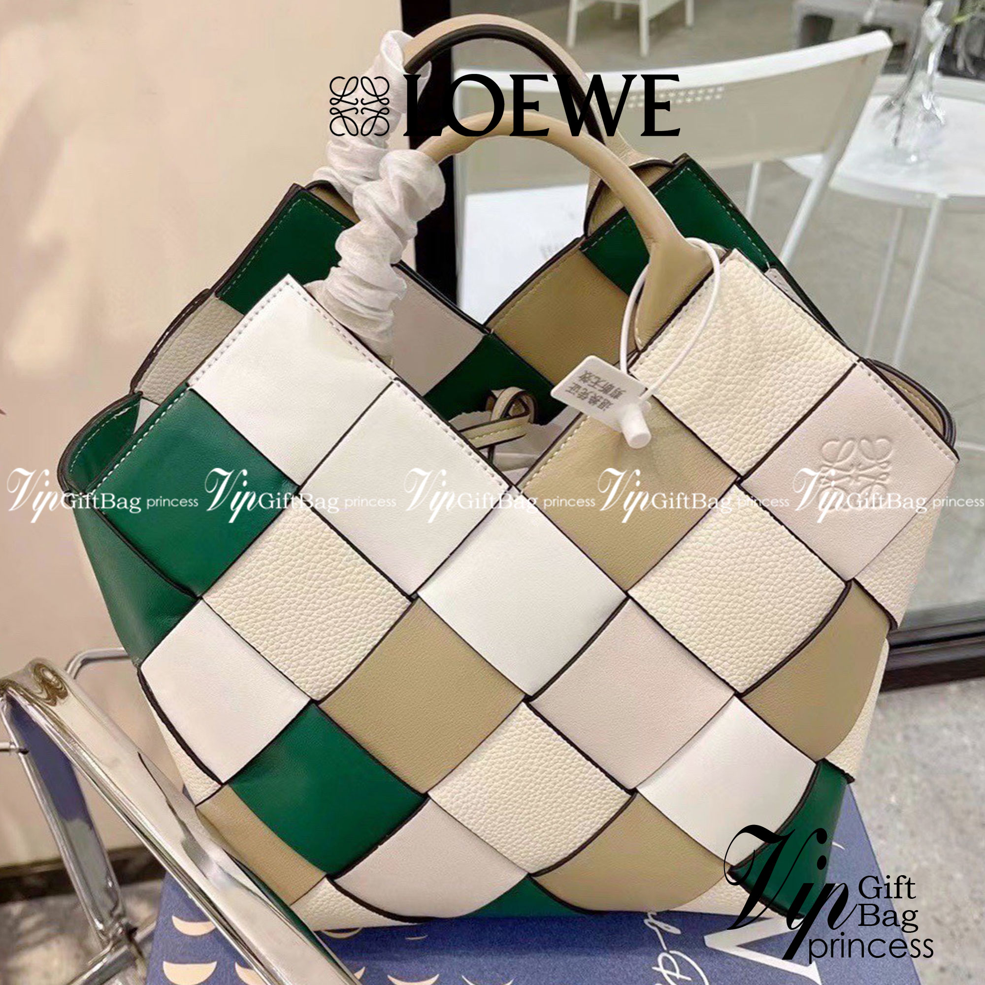 LOEWE SURPLUS LEATHER WOVEN BASKET BAG IN CLASSIC CALFSKIN พร้อมส่ง 5 สี ใหม่ล่าสุดและสวยที่สุด กระเป๋าสะพานที่ถักทอด้วยความปราณีต โดดเด่นด้วยสีที่จับมาคอนทราสได้ลงตัว ใบใหญ่จุได้แบบเน้นๆ วัสดุหนังวัวแท้เต็มใบ หรูเลิศ ปากกระเป๋ามีสายหนังสำหรับผูกรวบปากกระ