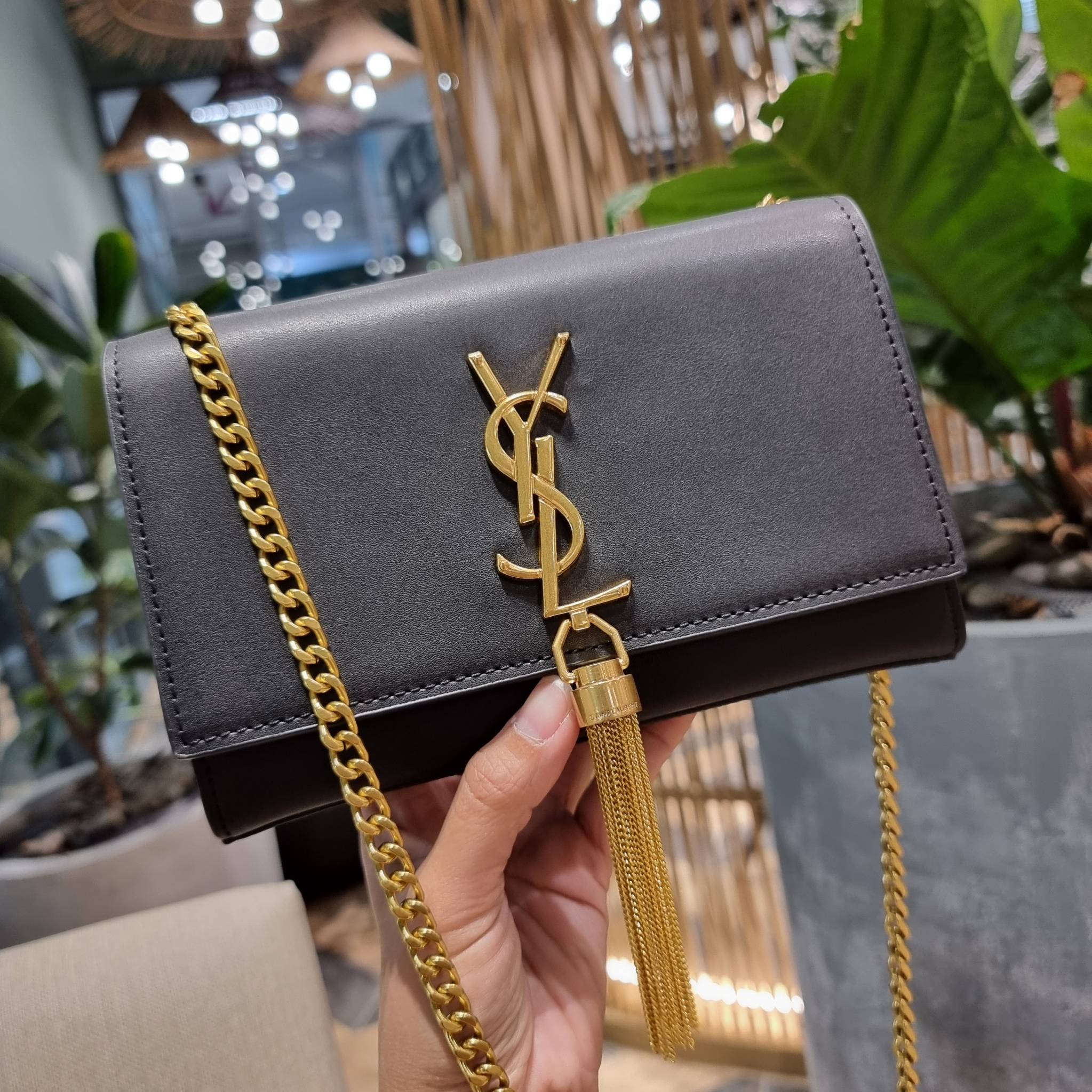 Yves Saint laurent small kate bag สุดหรู ทรง woc ที่แสนจะฮอตปรอทแตก ดีไซน์เรียบ แต่แอบมีดีเทลความหรูที่พู่ห้อยสีทองโดดเด่น เพิ่มความแพงอีกหนึ่ง วัสดุหนังแท้สัมผัสดีงาม ใช้งานง่ายเพียงแค่เปิด-ปิดด้วยกระดุมแม่เหล็ก ภายในเป็นช่องโล่ง มีช่องใส่บัตร ใส่มือถือ 