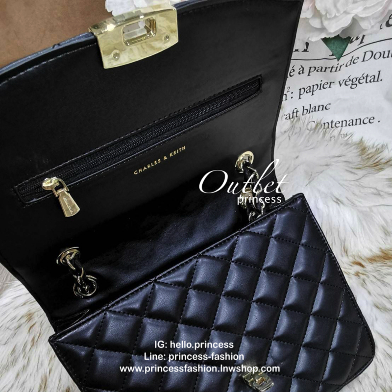 CHARLES & KIETH DETAIL CROSSBODY BAG กระเป๋าสะพายทรงเหลี่ยมดีไซน์สวยหรูคลาสสิควัสดุหนังนิ่มลายตารางอยู่ทรงสไตล์ Chanel เปิดปิดด้วยตัวล๊อคแบบพับอะไหล่ทองปั้มโลโก้ด้านหน้าสวยดูดี พร้อมสายสะพายโซ่ร้อยหนังสามารถสะพายไหล่หรือ Crossbody ก็ดูดี ภายในมีโลโก้และหน